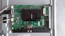 Płyta elektroniki TV 715GB414‑M0F‑B00‑006G zamontowana na metalowej obudowie
