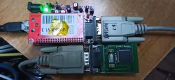 Zestaw modułów elektronicznych z podłączonym adapterem i kablami.