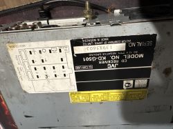 Zdjęcie radia samochodowego JVC model KD-G501 z widocznym schematem połączeń.