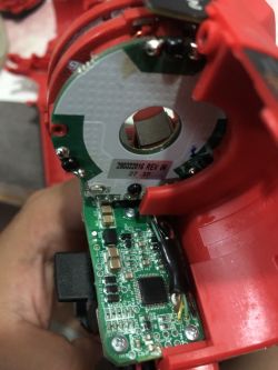 Milwaukee M12FIWF12 - zdjęcie PCB do odbudowy ścieżek i 2 przelotek?