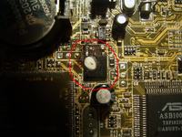 ASUS A7N8X – jaki model stabilizatora odpowiada za zasilanie wentylatora chipsetu?