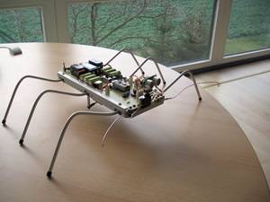 Robot-pająk z czujnikiem odległości