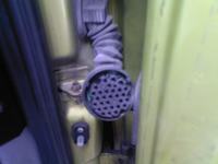 Opel Corsa B - jak pociągnąć kable do siłownika c. zamka