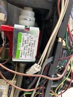 Zbliżenie na elektrozawór ULKA typu EP5 w ekspresie do kawy Delonghi