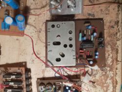 Widok z góry na płytki elektroniczne z elementami tunera i głowicą ekranowaną.