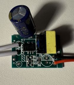 Płytka drivera LED z kondensatorem elektrolitycznym, transformatorem i rezystorami SMD oraz przewodami