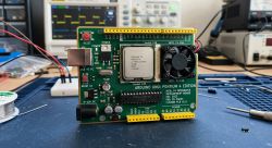 Zielona płytka „Arduino UNO: Pentium 4 Edition” z procesorem i wentylatorem na stole warsztatowym