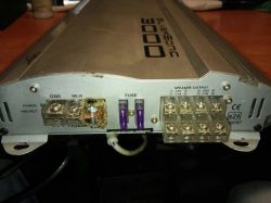 Jak podłączyć tubę ze wzmacniaczem używając kablów w bagażniku?