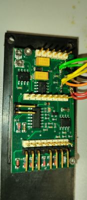 Zbliżenie płytki PCB z elementami elektronicznymi i przewodami podłączonymi do złącz.