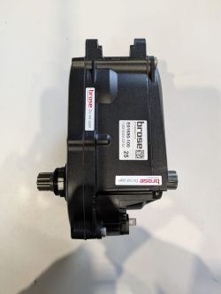 Czarny silnik Brose E16080 do roweru elektrycznego, widok z boku na jasnym tle