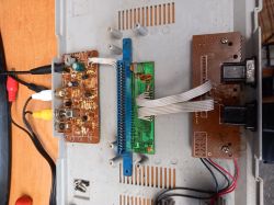 Wnętrze konsoli Pegasus z widocznymi płytkami drukowanymi i przewodami.