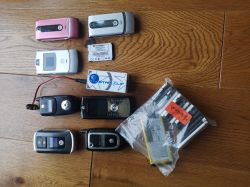 Kolekcja telefonów Motorola na sprzedaż, w tym modele L7, E1070, V220, V235, W377, V3, star clip i kilka baterii.