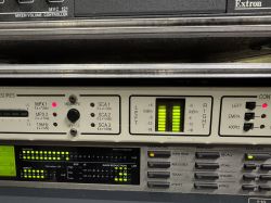 Panel urządzenia audio w racku z miernikami LED lewy/prawy i wskaźnikami MPX oraz SCA