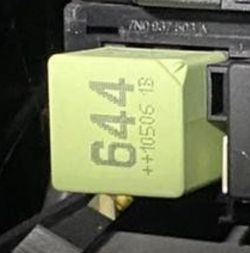 Zielony przekaźnik oznaczony numerem 644 zamontowany w samochodzie.