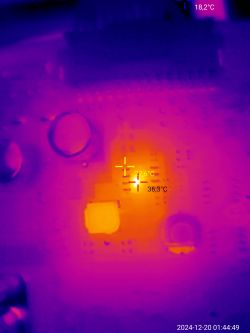Termowizyjne zdjęcie płyty PCB z zaznaczonymi gorącymi punktami
