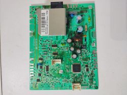 Zielona płytka drukowana z widocznymi lutami i komponentami elektronicznymi.