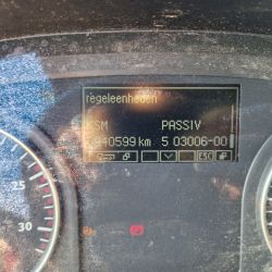 Wyświetlacz samochodowy z danymi pojazdu, w tym przebiegiem 940599 km.