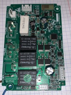 Zbliżenie na płytkę drukowaną z elementami elektronicznymi i przekaźnikami.