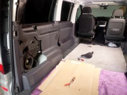 Wnętrze Mercedesa Vito W639 z częściowo zdemontowaną tylną tapicerką i widocznym miejscem na głośnik.