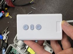 Synchronizacja dwóch siłowników meblowych z osobnymi sterownikami. Chętnie zapłacę za usługę:)