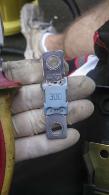 VW Phaeton - Topi sie kabel zasilający i bezpiecznik 300A.