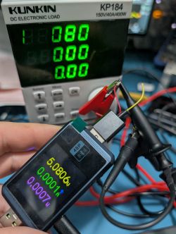 Elektroniczne obciążenie DC Kunkin KP184 i miernik USB pokazujący 5,08 V oraz 0,80 A