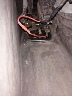 Passat B5 kombi - Zaryglowane tylne prawe drzwi. Passat B5 kombi - Zaryglowane tylne prawe drzwi.