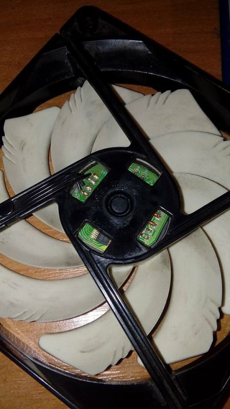 Jak zdjąć korek w wentylatorze Silverstone APA1225M12, aby go naoliwić?