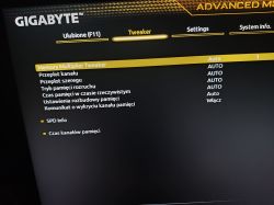 Zdjęcie ekranu BIOS-u płyty głównej Gigabyte w zakładce Tweaker, pokazujące ustawienia pamięci RAM, większość opcji ustawiona na AUTO.