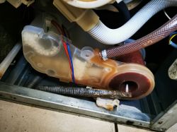 Błędy F6 E4 w zmywarce Whirlpool ADG 6240 FD po niedrożnym odpływie - jak naprawić?