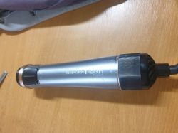 Suszarka do włosów Remington Keratin Protect leżąca na drewnianym stole