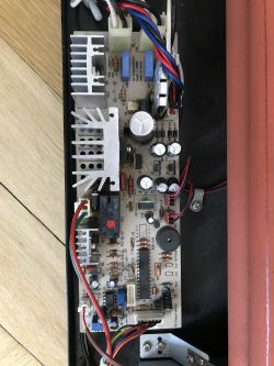 Naprawa płytki sterującej laminatora z przepalonymi miejscami