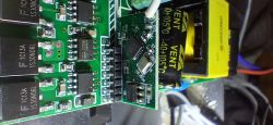 Moduł elektroniczny z przekaźnikami i płytką odbiornika RF, widoczna antena i transformator