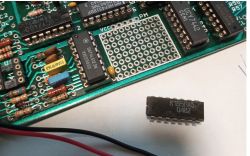 Układ elektroniczny na płytce drukowanej oraz osobno leżący układ scalony.