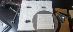 Grzałka ceramiczna z oznaczeniem 220/230V 800W i mata izolacyjna z wycięciami