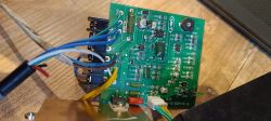 Płytka elektroniczna z podłączonymi przewodami Zdjęcie płytki elektronicznej z podłączonymi przewodami.