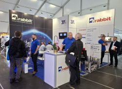 Stoisko firmy Rabbit na targach ENERGETAB, z banerami i rozmowami uczestników
