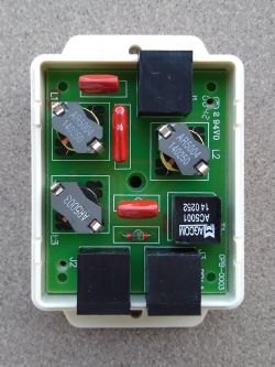 Wnętrze telefonicznego filtru, mikrofiltru ADSL model PMF600P-04