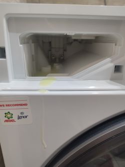 Płyn do płukania wypływający spod dozownika pralki Haier X7 slim