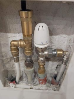 Instalacja i kierunek przepływu zaworu termostatycznego typu HERZ w ogrzewaniu podłogowym