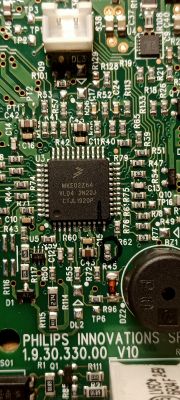 Zbliżenie na płytkę PCB z mikrokontrolerem MKF02Z64 i uszkodzonym rezystorem R45