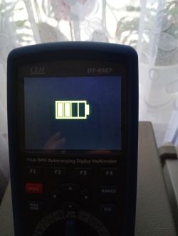 Multimetr CEM DT-9987 z ikoną baterii na podświetlanym ekranie