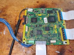 Zbliżenie na płytę PCB z częściami elektronicznymi starego telewizora plazmowego.