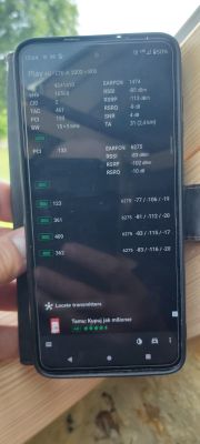 Telefon trzymany w dłoni z wyświetlonymi szczegółami sieci Play 4G LTE.