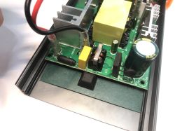 Wnętrze stacji lutowniczej T12OAS z widocznymi elementami zasilacza impulsowego i podzespołami elektronicznymi.