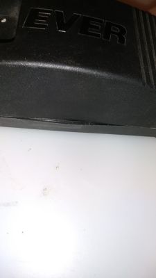 Zbliżenie na obudowę listwy zasilającej z widoczną szczeliną przy złączeniu obudowy