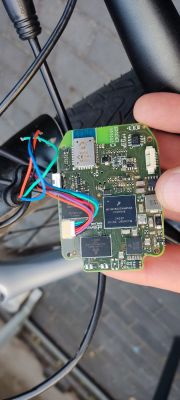 Zbliżenie na płytkę drukowaną z wypiętymi kablami w rowerze elektrycznym.