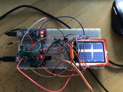 Nahaufnahme einer experimentellen Platine mit Display und zwei STM32f103-Mikrocontrollern.