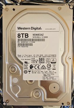 Zdjęcie dysku twardego Western Digital 8TB z widocznymi informacjami na etykiecie.