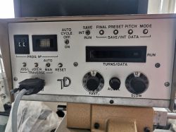 Panel sterujący urządzenia elektronicznego z wyświetlaczami cyfrowymi, pokrętłami i przełącznikami.